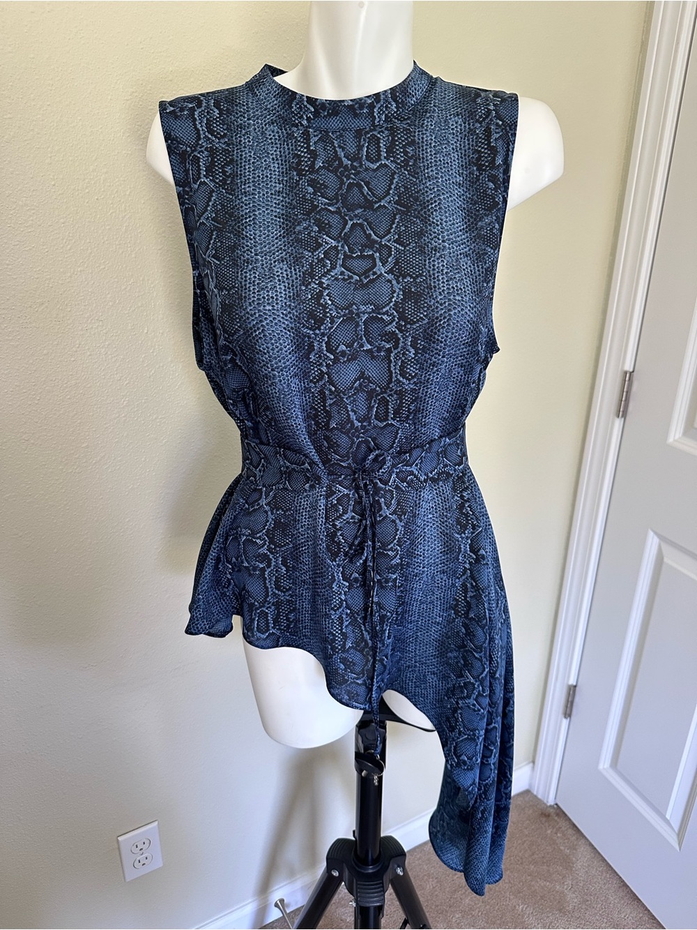 BCBGMaxAzria Blue Snake-Print Sleeveless Tie-Waist Top